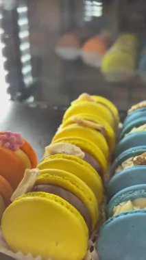 Siyah arka planda toz şekerle kaplanmış renkli badem kurabiyelerinin yakın çekimi, 4K tatlı makrosu. - Evet. Yüksek kalite 4k görüntü