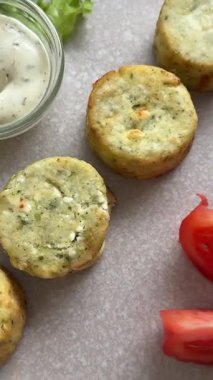 süzme peynirli krepler ve ıspanaklı taze vejetaryen yemeği, üzerine keskin bir sos serpilmesi ve yanında çıtır sebzeler ile birlikte sevilmeye hazır. Lezzetli vejetaryen yemeği. 4k görüntü