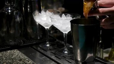Barmen tezgahta iki bardak Aperol spreyi hazırlıyor, taze portakal dilimleri ekliyor. Tipik alkollü İtalyan içeceği, Prosecco marka beyaz şarap ve buzlu aperatif..