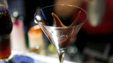 Bar ihalesi iki espresso martini dolduruyor, yavaş çekimde. Yüksek kalite 4k görüntü
