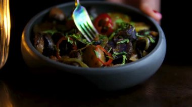 Kızarmış sebzeli kinoa kasesi mantar kabağı ve havuç sağlıklı vegan yemeği. Yüksek kalite 4k görüntü