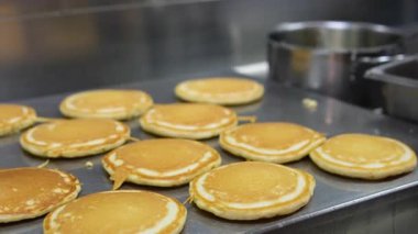 Krepler tavada kızarır. Krep pişiriyorum. Yüksek kalite 4k görüntü