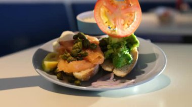 Avokado krem peynirli, susam tohumlu sağlıklı sandviçler. domates ekle