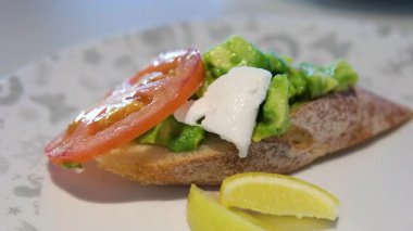 Avokado tostu elimizde. Avokado soslu ekmek ve yumurta tutan kişi. Sağlıklı kahvaltı. Yüksek kalite 4k görüntü