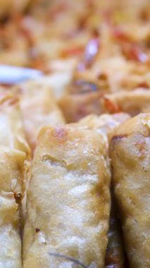 Yumurtalı börek - Çin ve Vietnam mutfağında sevilen popüler bir Asya aperatifi olan sebze ve lezzetli tatlarla dolu kızarmış altın rulo. Yüksek kalite 4k görüntü