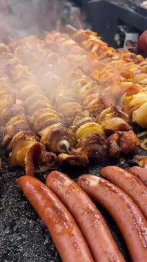 Kızarmış sosisleri şişte kapatıyoruz. Izgarada leziz kupati kızartması. Açık hava pikniği kavramı. Yüksek kalite 4k görüntü