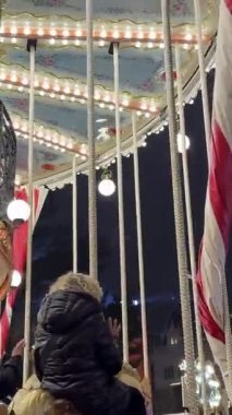 Avusturya 'nın başkenti Viyana' daki Rathaus Belediye Binası 'nın önündeki geleneksel kış Noel Pazarı. Avusturya Viyana 01.05.2026