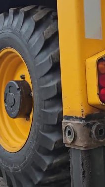 Ticari kamyon ya da kamyon geçiyor. Sarı merkezli tekerleklerin ayrıntıları. Otoyol sürücüsü traktör tekerlekleri sarı
