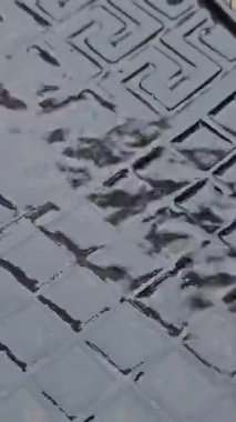 Araba zeminini fırçayla temizliyorum. Pedalların yakınındaki siyah araçlardan birinin el temizliği, temizlik ve hijyen konularına odaklanarak el temizliği yaparken yakın plan çekilmiş..