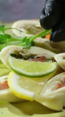 Lezzetli Tavuk Sezar Paketi ve Taze Marul Tabağı. Yüksek kalite 4k görüntü