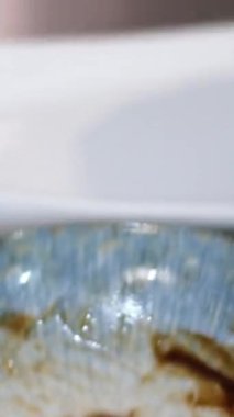 Salamuraya yatırılmış sığır dilinin gerçek hazırlığı. Yüksek kalite 4k görüntü