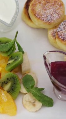 Taze mevsimlik meyveler ve kremalarla süslenmiş enfes ve lezzetli bir krep yığını. Yüksek kalite 4k görüntü