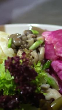 Lahana turşusu ve domateslerin üzerine ayçiçeği yağı dök. Yüksek kalite 4k görüntü