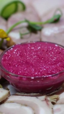 Pancar ve yaban turpu ince dilimlenmiş et parçaları sergileniyor, taze otlar ve renkli meyvelerle süslenmiş. Toplantılarda ya da özel günlerde hizmet etmek için ideal..