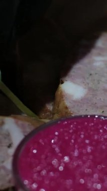 Salatalık dilimleri, sosis, salam, domuz pastırması, jambon, sos, hardal, yabanturpu. Yüksek kalite 4k görüntü