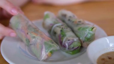 Taze Vietnam Bahar Karidesleri Pişiriyorum. Sağlıklı yiyecekler. Taze börekler sosa batırılacak