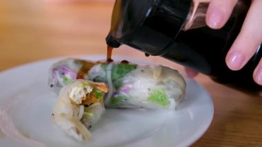 Taze Vietnam Bahar Karidesleri Pişiriyorum. Sağlıklı yiyecekler. Sosa batırmak için taze börek. Soya sosunu üzerine dök