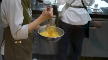 Fırın ekip çalışması hazırlığı. Endüstriyel fırın işçileri. BB Fırın 'ın iç hamur işleri şefleri pasta hazırlar kremalı pasta dekore eder tatlı düzenler ve Da Nang Vietnam' da çalışır 02.14.2026