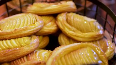 Elmalı turta, yakın plan, sepetin üstünde. Yüksek kalite 4k görüntü