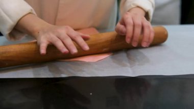 Pembe mastiği aç. Sallanan sandalyesi ve elleri olan tanınmayan bir kadın. 4k