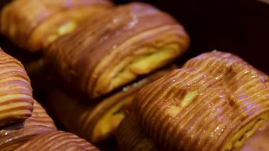 Ev yapımı elmalı tartın karamelize edilmiş fırınlanmış elma katmanlarını gösteren poğaça detaylı görüntüsü. Yüksek kalite 4k görüntü