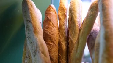 Bir fırın rafında sergilenen çeşitli baget çeşitleri. Bazılarında tohumlar ve farklı dokular var. - Evet. Yüksek kalite 4k görüntü