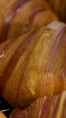 Restorandaki büfe masasında ya da otelde kahvaltıda ya da kahvaltıda taze pişmiş hamur işi kruvasan ve çörekler sergileniyor. Yemek blogu ve yemek servisi için sabah yemeği konsepti. Yüksek kalite 4k