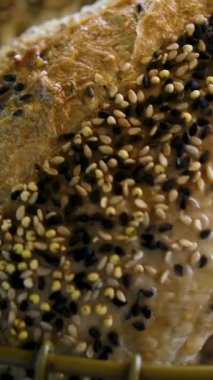 Taze ekmek baget ve susamlı keten tohumu. Canlı pazarda enfes bir Türk yemeği.