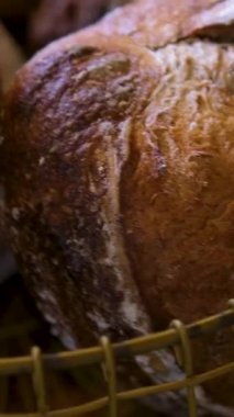 Ekmek somunu ketende sağdan sola dönüyor. Köylü esnaf aşısı, fırın, aşçılık ve aşçılık projeleri için mükemmel. bir somun ekmek.