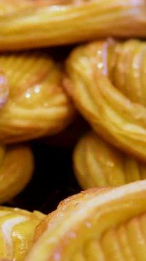 Elmalı turta, yakın plan, sepetin üstünde. Yüksek kalite 4k görüntü