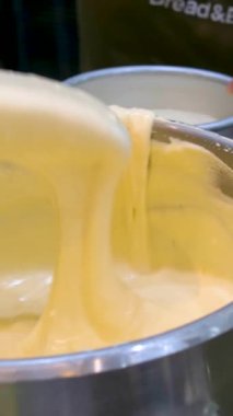 Fırın ekip çalışması hazırlığı. Endüstriyel fırın işçileri. BB Fırın 'ın iç hamur işleri şefleri pasta hazırlar kremalı pasta dekore eder tatlı düzenler ve Da Nang Vietnam' da çalışır 02.14.2026