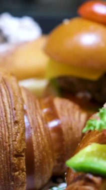 Beyaz tabakta marul, domates, salatalık ve mayonez ile taze kruvasan sandviçi, ahşap masada servis edilir, sağlıklı vejetaryen kahvaltısı ya da öğle yemeğinin yakın görüntüsü. Kruvasan sandviçi, marul.