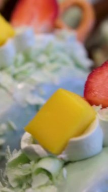 Limonlu kekleri nane kremalı, çok renkli şeker parçacıklarıyla süsleyin. Çilekli mangolu kraker.