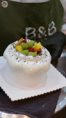 Fırın ekip çalışması hazırlığı. Endüstriyel fırın işçileri. BB Fırın 'ın iç hamur işleri şefleri pasta hazırlar kremalı pasta dekore eder tatlı düzenler ve Da Nang Vietnam' da çalışır 02.14.2026