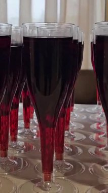 Kırmızı şarap kadehleri masanın üzerinde sıraya dizilir. Yüksek kalite 4k görüntü