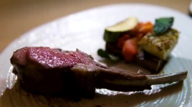 Taze biberiye ve kızarmış sebzeli nefis kuzu pirzolası. Yüksek kalite 4k görüntü