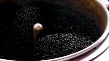 Çin Mahallesi 'ndeki bir akşam yemeği pazarında kestane pişirme makinesinin yakın görüntüsü. Kızarmış kestane Asya 'da popüler bir sokak yiyeceğidir. Yüksek kalite 4k görüntü