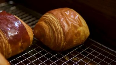 Flaky ve golden, bu hamur işleri hassas katmanlarla yapılır, her ısırıkta mükemmel bir çıtırtı yaratır. Kırsal görünüşleri ve zengin dokuları onları karşı konulmaz yapıyor. Yüksek kalite 4k görüntü