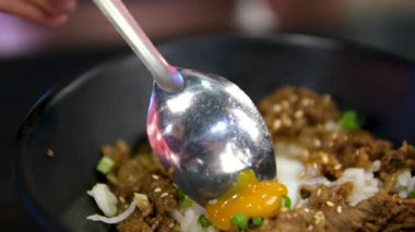 Kızarmış yağda pilav ile yapılan bir yemek. Çin 'de ve pirincin temel gıda olduğu diğer bölgelerde bulunan bir yiyecek. Kızarmış pirinç deniyor. Kaşıkla yumurta sarısı kır.