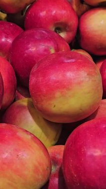 Kırmızı elmalı bir sürü kutu. Yüksek kalite 4k görüntü