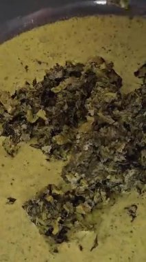 Ev sahibesi turta için dolguları karıştırıyor. Peynirli turta yapmak için peynirli ıspanak. yoğurt ıspanaklı turta