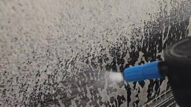 Araba Yıkama İstasyonu Araba Temizleme Süreci 'nde kalın köpükle kaplanmış. Yüksek kalite 4k görüntü