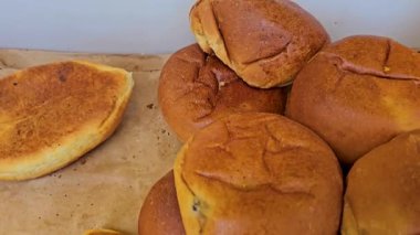 Bir somun ekmek kesen ve kırıntıları çıkaran biri. - Evet. Yüksek kalite 4k görüntü