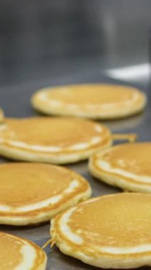 Krepler tavada kızarır. Krep pişiriyorum. Yüksek kalite 4k görüntü