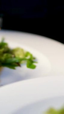 Izgara kuzu pirzola ve limonlu balık ve biberiye Sprig, Char Marks ve canlı soslar, beyaz porselen tabaklar üzerindeki mezeler, mobil cihazdan alınan lüks tabaklar..