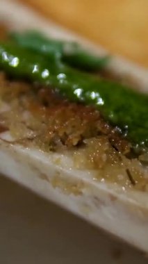 Kemik iliği kızarmış ekmek ve garnitürle servis edilir. Yüksek kalite 4k görüntü