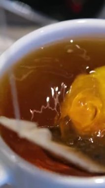 Limonlu buzlu çay ve kafede ocağa konan meyve çaydanlığı. Kapatın. Ağır çekim. hd. Yüksek kalite 4k görüntü