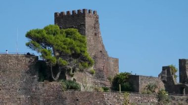 Sicilya, Aci Castello 'daki Castello Normanno çevresinde panoramik sahil koleksiyonu. Liman manzarası, sahil kayalıkları, Akdeniz suyu, tekneler, deniz havası ve yerel sokaklar, seyahat ve doğa manzaraları.