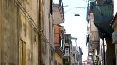 Sicilya, Aci Castello 'daki Castello Normanno çevresinde panoramik sahil koleksiyonu. Liman manzarası, sahil kayalıkları, Akdeniz suyu, tekneler, deniz havası ve yerel sokaklar, seyahat ve doğa manzaraları.