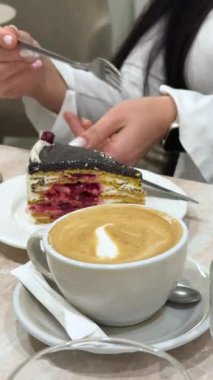 Çikolatalı ve kapuçinolu vişneli kek. Yüksek kalite 4k görüntü